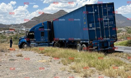 Tráiler y automóvil sufren accidente en el libramiento Norponiente