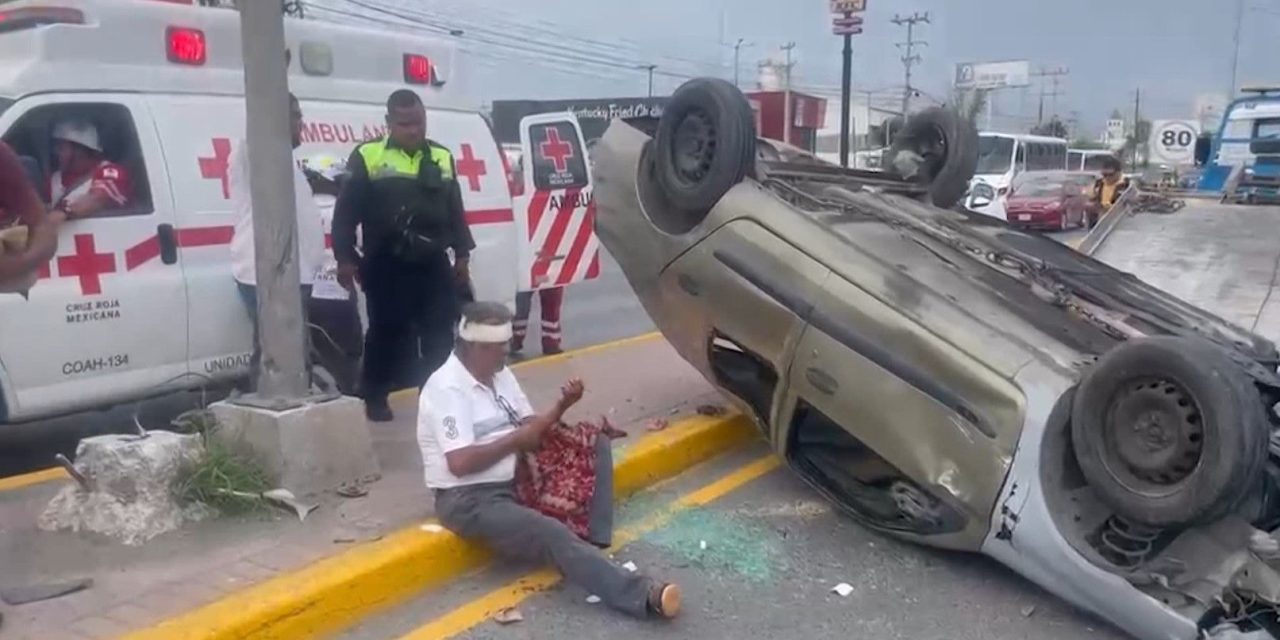 Tráiler provoca volcadura en Saltillo