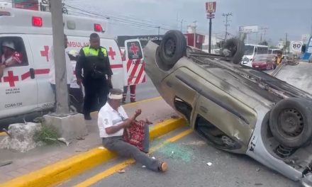Tráiler provoca volcadura en Saltillo