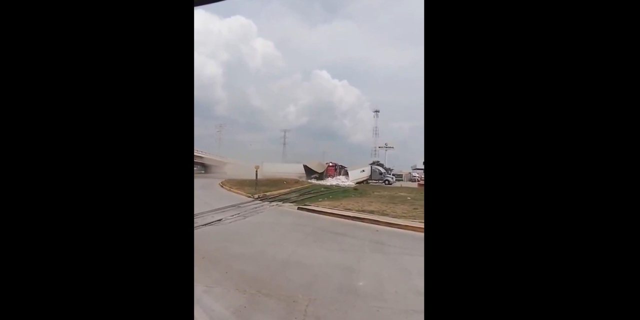 Tráiler intenta ganarle el paso al tren y termina partido en dos en Tamaulipas (video)