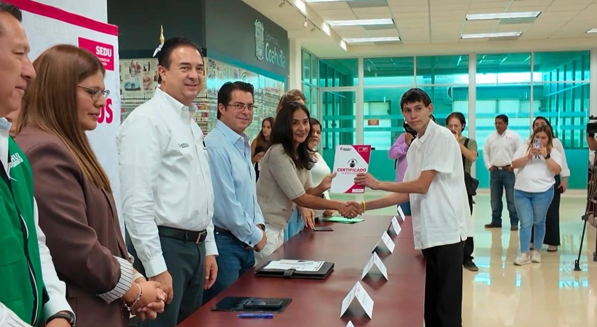 Entregan certificados de primaria y secundaria