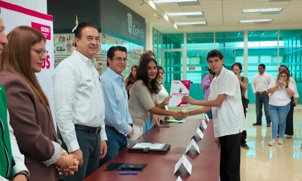 Entregan certificados de primaria y secundaria