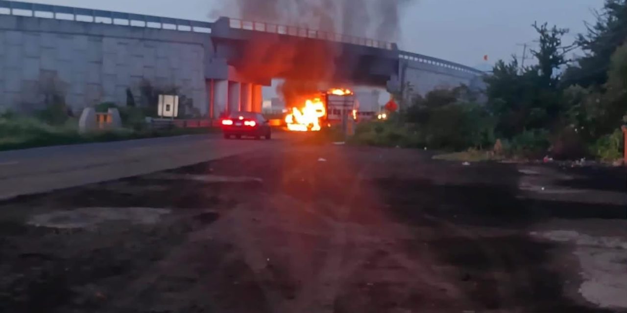 Alerta en Michoacán: Reportan al menos 7 narcobloqueos, balaceras y quema de vehículos en varios municipios