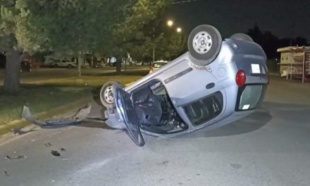 Volantea para evitar un choque y termina con su auto volcado en Saltillo