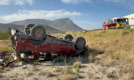 Camioneta sufre volcadura sobre la carretera a Zacatecas