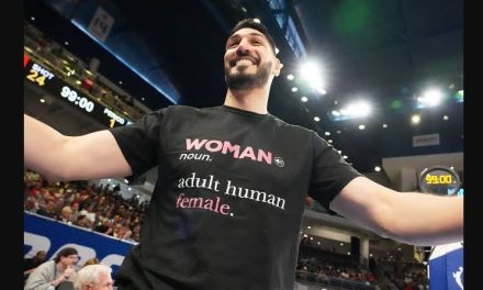 Enes Kanter es expulsado de la WNBA tras altercado por playera que ‘reaviva’ debate sobre ser ‘mujer’