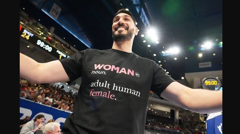 Enes Kanter es expulsado de la WNBA tras altercado por playera que ‘reaviva’ debate sobre ser ‘mujer’