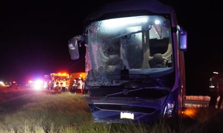 Así fue el accidente entre un autobús y un tractocamión por la noche en la Saltillo-Torreón