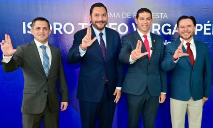 Carlos Villarreal asiste a toma de protesta del nuevo Coordinador de la UAdeC