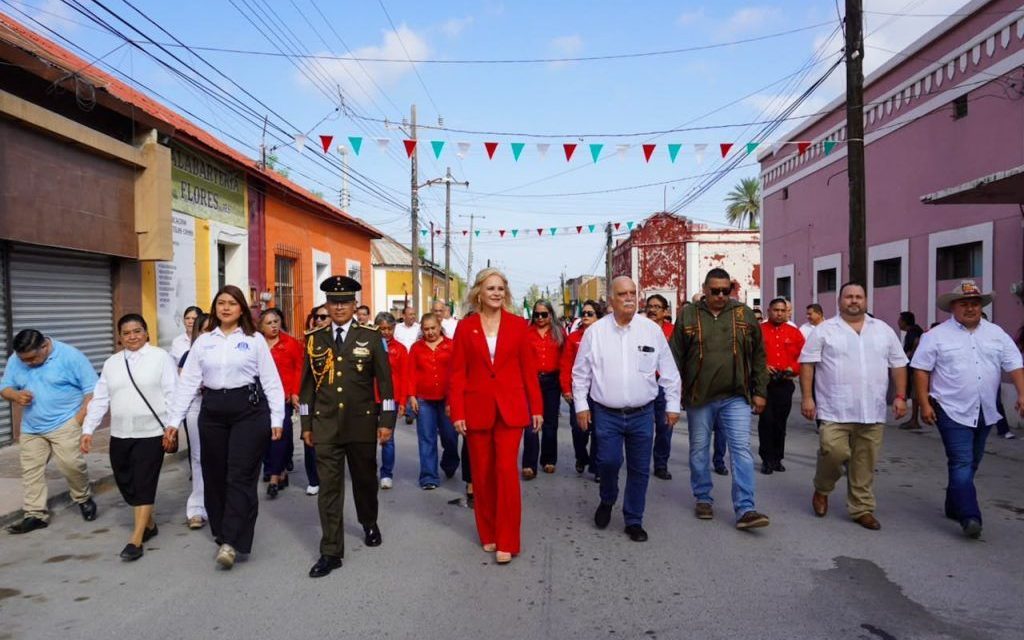 Acuden cientos de personas al Desfile Cívico en Múzquiz