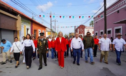 Acuden cientos de personas al Desfile Cívico en Múzquiz