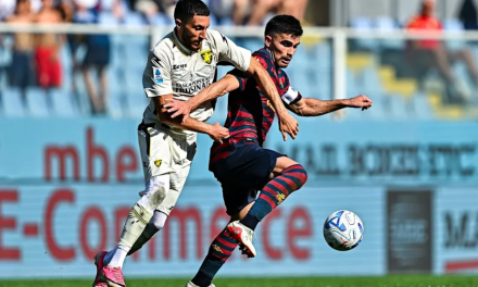 Johan Vásquez marca para el Genoa, pero termina expulsado ante Frosinone