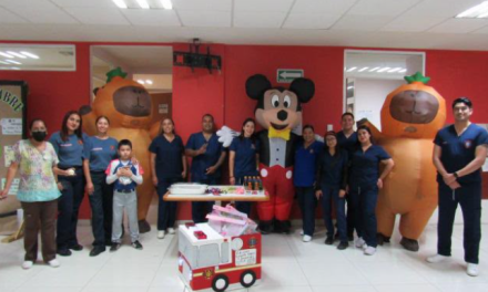 Bomberos y UAdeC llevan juguetes a pacientes del Hospital Materno Infantil