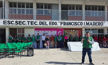 Entregan mobiliario y útiles escolares a planteles educativos