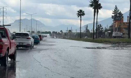 Fuerte lluvia vuelve a inundar el bulevar Fundadores al oriente de Saltillo
