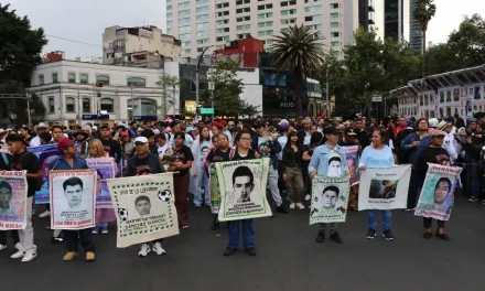Marchan familias por Ayotzinapa tras 12 años de desaparición