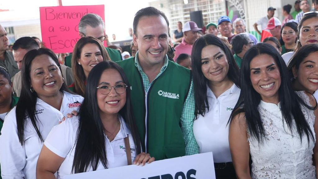 Inicia Manolo Jiménez entrega de uniformes y tenis gratuitos