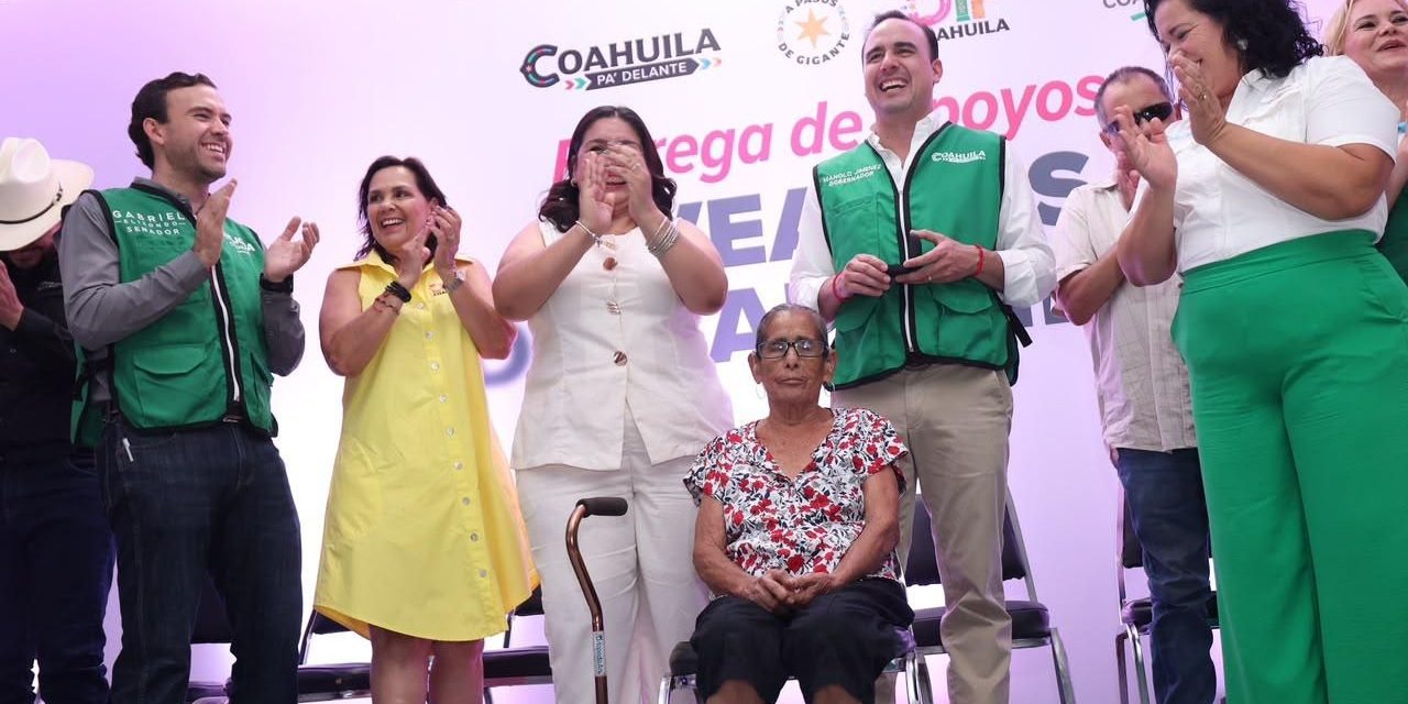 Entregan miles de becas a personas con discapacidad en Coahuila
