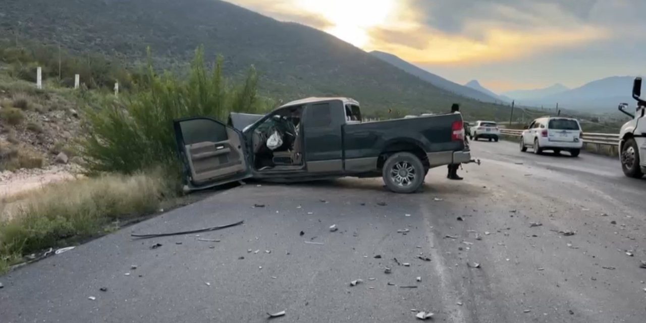 Conductor abandona F-150  tras choque frontal contra tráiler en carretera a Zacatecas