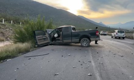 Conductor abandona F-150  tras choque frontal contra tráiler en carretera a Zacatecas