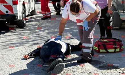 Hombre se fractura su pierna al impactarse con su moto en una camioneta estacionada