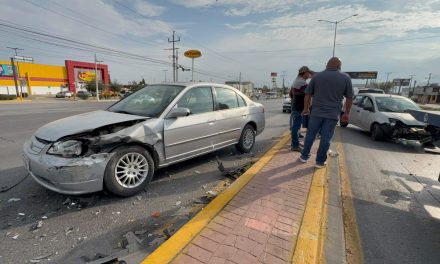 Auto se estrella se impacta contra vehículo en la Satélite