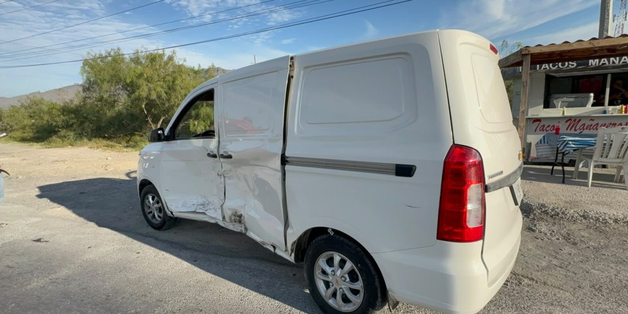 Camioneta se incorpora sin precaución y ocasiona accidente en Saltillo