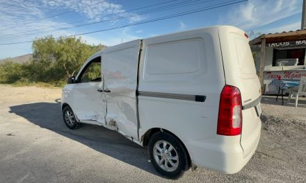 Camioneta se incorpora sin precaución y ocasiona accidente en Saltillo