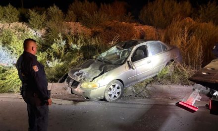 Hombre sufre aparatosa volcadura a la altura del ejido La Encantada