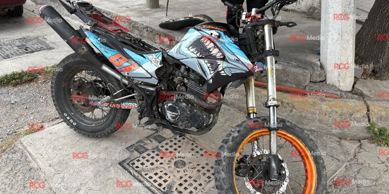 Motociclista se impacta contra auto en la Morelos