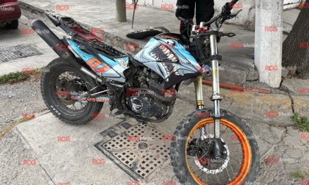 Motociclista se impacta contra auto en la Morelos
