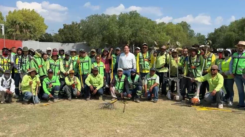 Acude Javier Díaz a supervisar la brigada ‘Aquí Andamos’