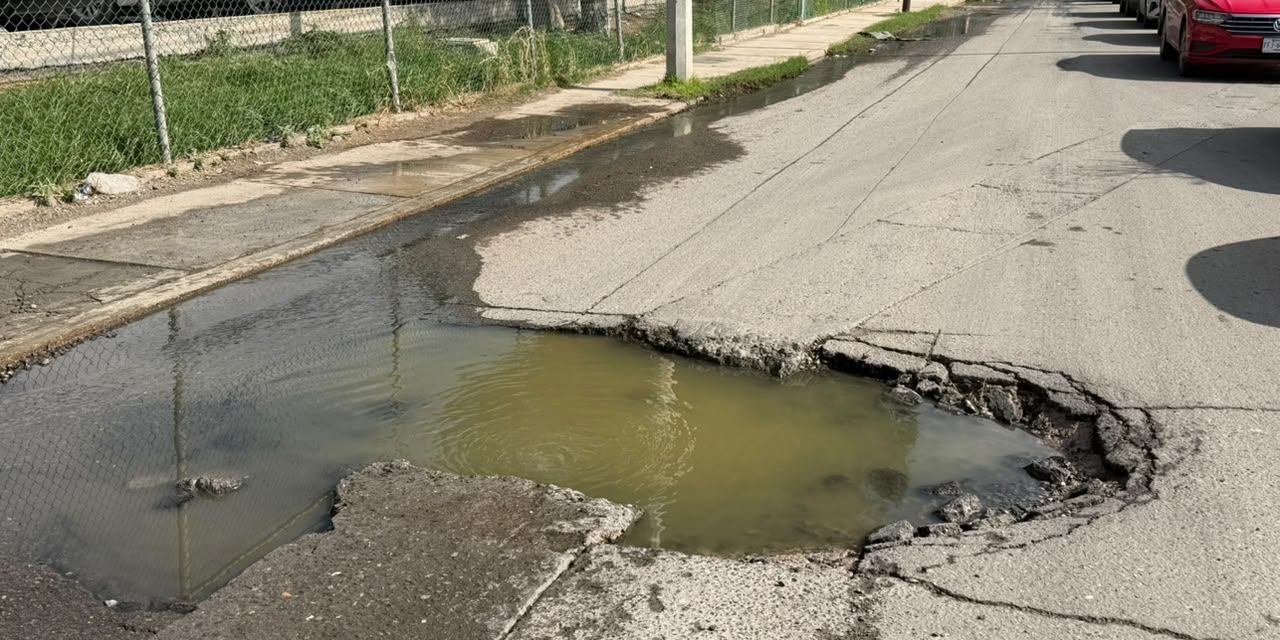 Enorme bache en la lateral del bulevar Miguel Ramos Arizpe preocupa a los automovilistas