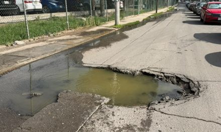 Enorme bache en la lateral del bulevar Miguel Ramos Arizpe preocupa a los automovilistas