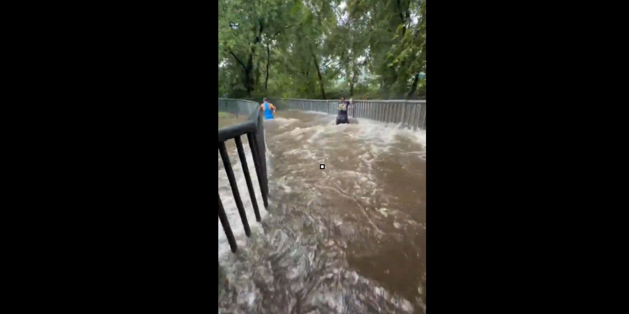 Corredores del medio maratón de Nueva Jersey enfrentan severas inundaciones durante la competencia en Paramus