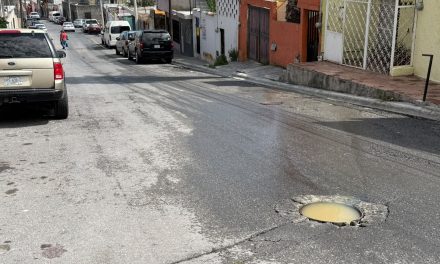 Viven entre las aguas negras en la calle Morelos del centro de Saltillo