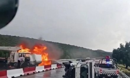 Grúa se incendia tras carambola en el Arco Norte a la altura de Ajoloapan, en el Edomex