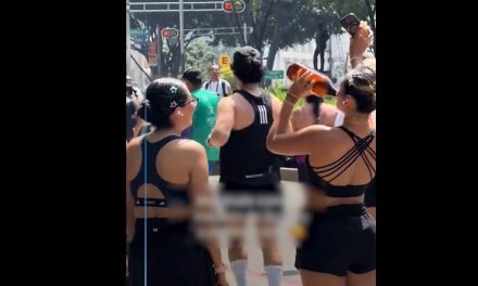 Corredora tiene ‘sed de la peligrosa’ y se hidrata con una caguamita en el Maratón de la Ciudad de México