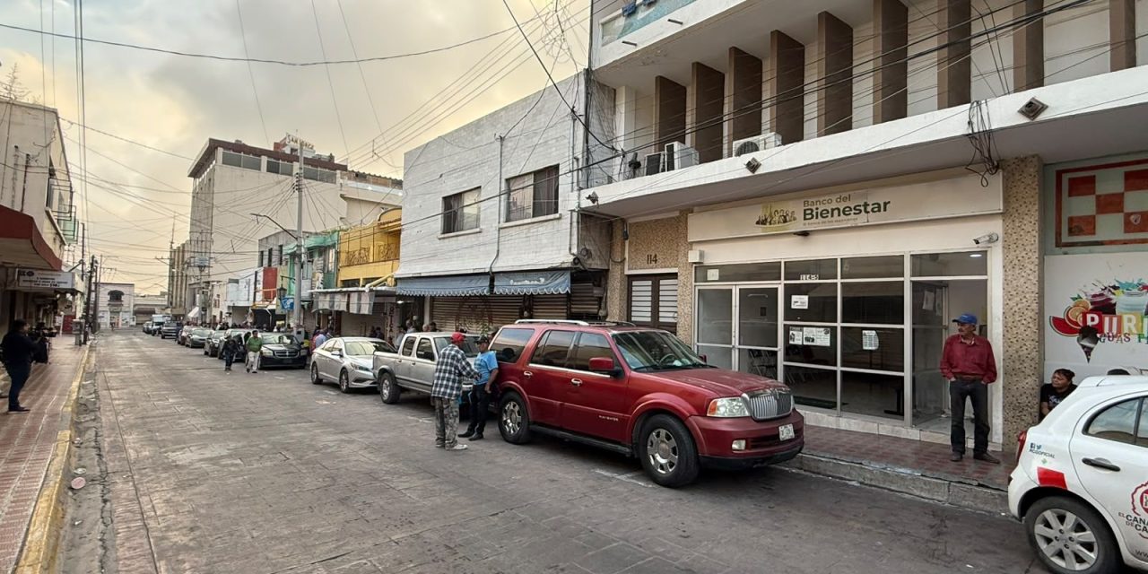 Saltillo: Largas filas en el banco del Bienestar