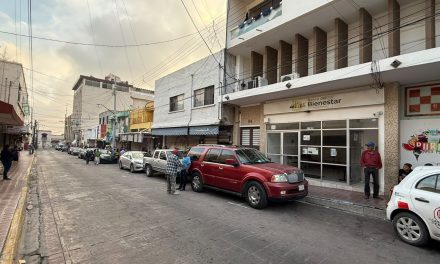 Saltillo: Largas filas en el banco del Bienestar