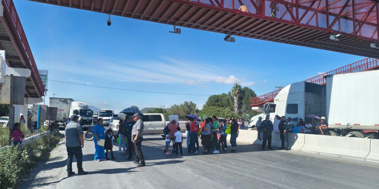 Persiste bloqueo de madres de familia en la carretera a Zacatecas