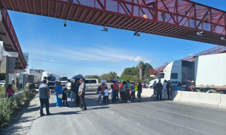 Persiste bloqueo de madres de familia en la carretera a Zacatecas