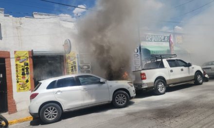 Bomberos controlan incendio de camioneta en el Centro de Saltillo