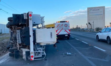 Camioneta vuelca sobre la carretera Monterrey-Saltillo