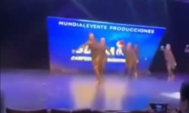 Colapso de pantalla gigante aplasta a un grupo de bailarinas durante un evento masivo en Córdoba, Argentina