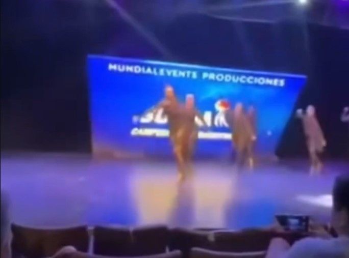 Colapso de pantalla gigante aplasta a un grupo de bailarinas durante un evento masivo en Córdoba, Argentina