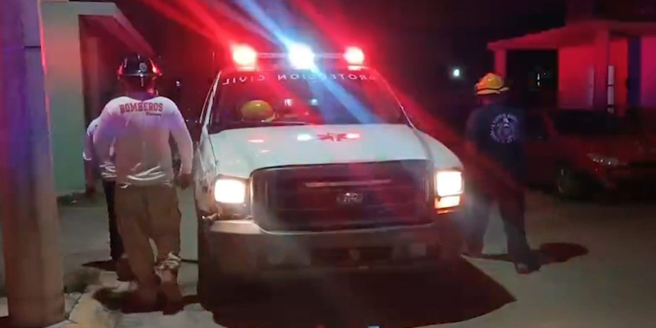 Camioneta se impacta contra vivienda y huye del lugar en Parras