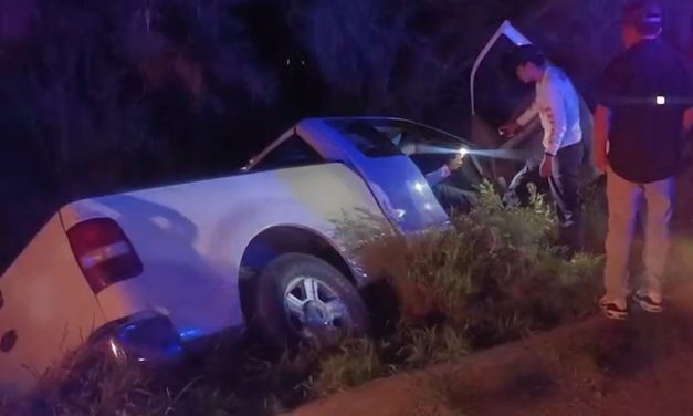 Camioneta termina dentro de una acequia en pleno centro de Parras