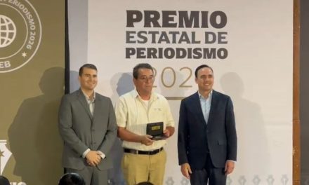 Reconocen 30 años de trayectoria periodística de Carlos Hernández González