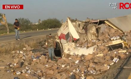 Vuelca trailer cargado de cerveza en la carretera a Torreón